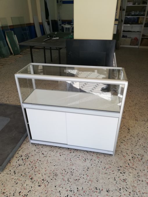 cam-stand-dolaplı